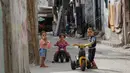 Anak-anak Palestina tampak bermain di kamp pengungsi Shati di Gaza City, Palestina, pada 7 Juni 2020. Kamp pengungsi Al-Shati tersebut merupakan tempat hampir 86.000 warga Palestina hidup berdekatan satu sama lain. (Xinhua/Rizek Abdeljawad)