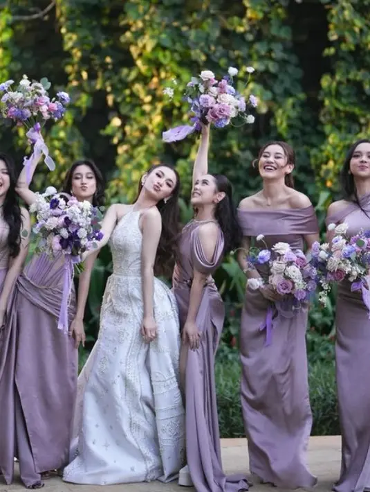 Pernikahan Mahalini dan Rizky Febian mencuri perhatian begitupun para bridesmaid yang terdiri dari publik figure. Saat resepsi para bridesmaid, tampil dengan gaun warna ungu berbagai model. [@mahaliniraharja]