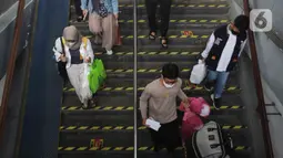 Sejumlah calon penumpang berjalan untuk memasuki rangkaian kereta api Airlangga di Stasiun Pasar Senen, Jakarta, Minggu (10/4/2022). PT KAI Daop 1 telah membuka pelayanan kereta api jarak jauh sebanyak 22 perjalanan dengan kapasitas penumpang 100 persen. (Liputan6.com/Herman Zakharia)