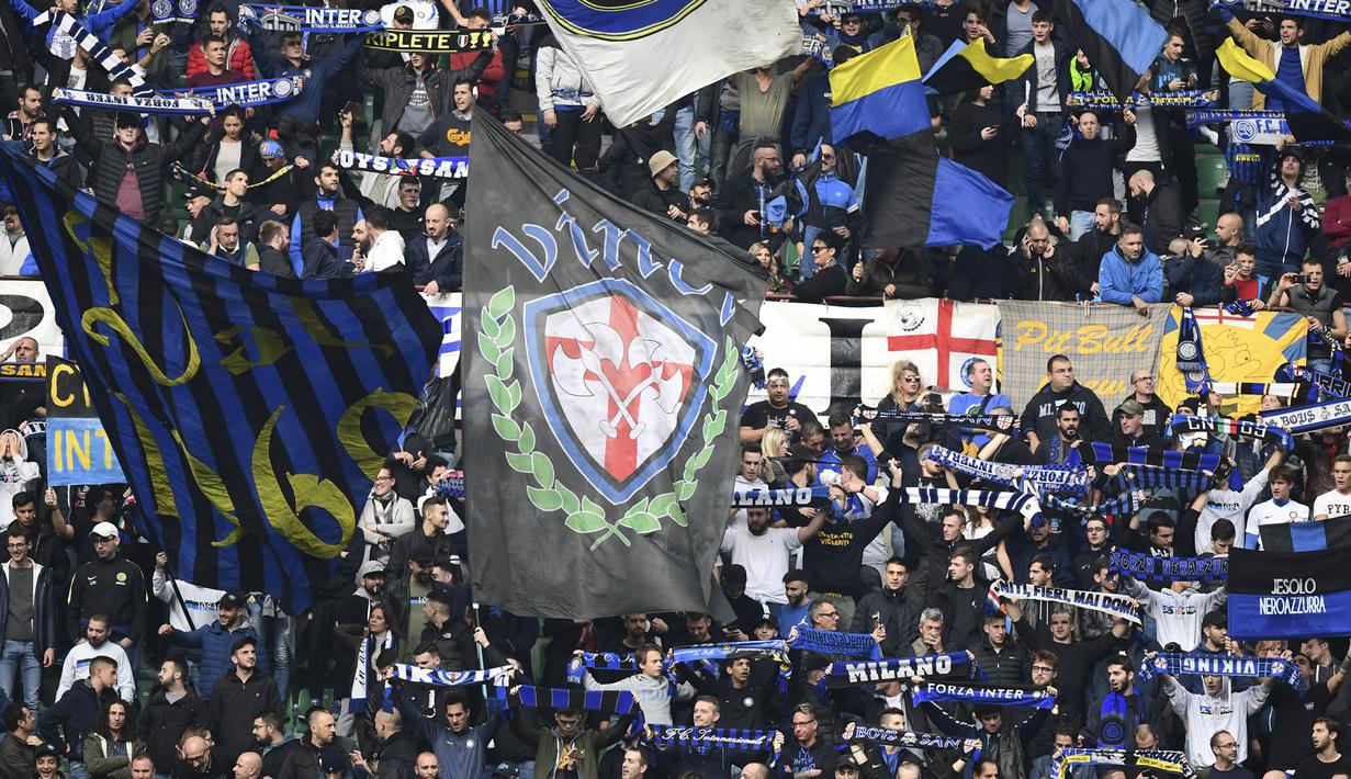 Superter Inter Milan memberikan dukungan saat melawan Genoa pada laga Serie A Italia di Stadion San Siro, Milan, Sabtu (3/11). Inter menang 5-0 atas Cagliari. (AFP/Miguel Medina)