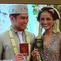 Acha Septriasa resmi menikah dengan Vicky Kharisma, keduanya tampak serasi sebagai suami dan istri saat menggelar konfrensi pers di Hotel Le Meridien Jakarta Pusat (11/12). Lalu benarkah kabar yang mengatakan jika mereka dijodohkan oleh orangtua?