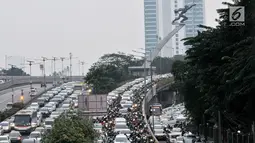 Kendaraan terjebak kemacetan di kawasan Gatot Subroto, Jakarta, Selasa (2/7/2019). Kerugian ekonomi akibat kemacetan Ibu Kota disebabkan sistem publik transportasi masih tertinggal jauh dibandingkan kebutuhan masyarakat untuk melakukan kegiatan ekonomi. (merdeka.com/Iqbal Nugroho)