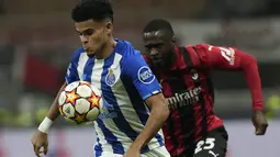 Penyerang FC Porto, Luis Diaz mengontrol bola melewati bek AC Milan Fikayo Tomori pada matchday kelima Grup B Liga Champions di San Siro, Kamis (4/11/2021) dini hari WIB. AC Milan makin terpuruk setelah hanya mampu bermain imbang dengan Porto 1-1. (AP Photo/Luca Bruno)