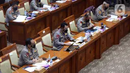 Kapolri Jenderal Listyo Sigit Prabowo (kedua kiri) saat rapat kerja dengan Komisi III DPR di Kompleks Parlemen, Jakarta, Rabu (16/6/2021). Rapat membahas realisasi program prioritas Kapolri, pengungkapan kasus-kasus aktual, dan tindak lanjut atas pengaduan masyarakat. (Liputan6.com/Angga Yuniar)