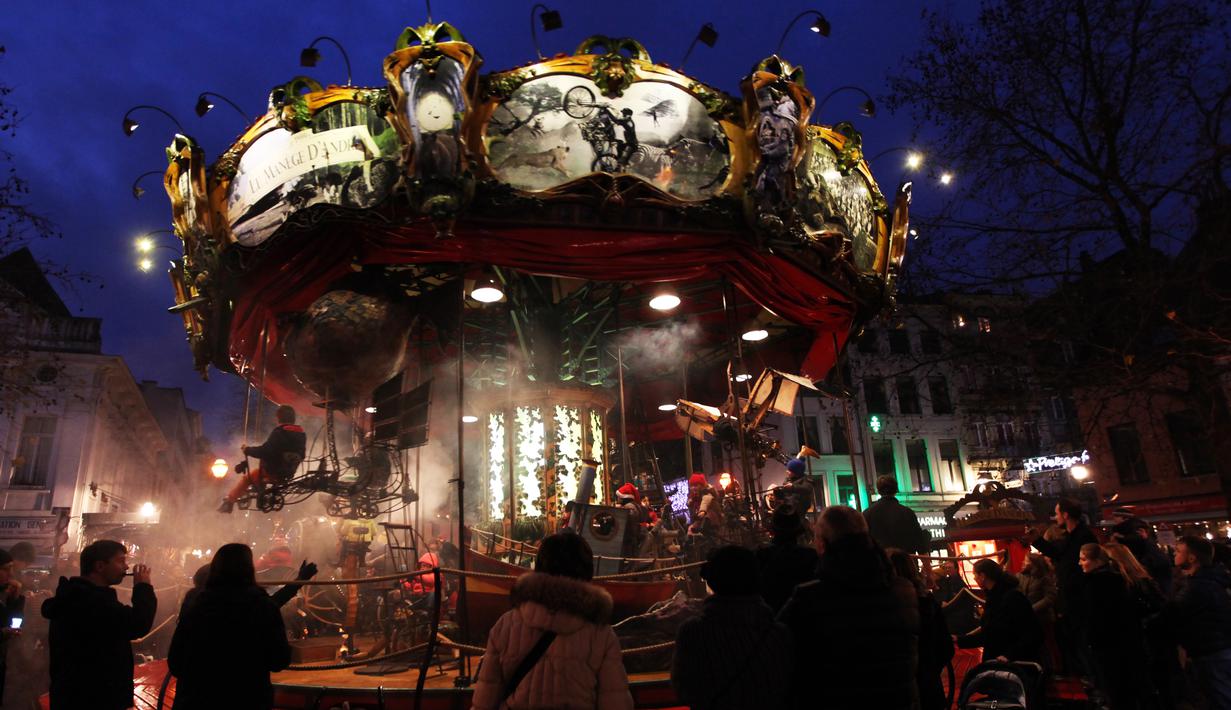 Sejumlah anak tampak menaiki wahana permainan di pasar malam Natal atau Christmas Market di pusat kota Brussels, Belgia, Senin (14/12/2015). Acara yang bertema "Keajaiban Musim Dingin" ini berlangsung dari 27 November 2015 - 3 Januari 2016. (Arie Asona)