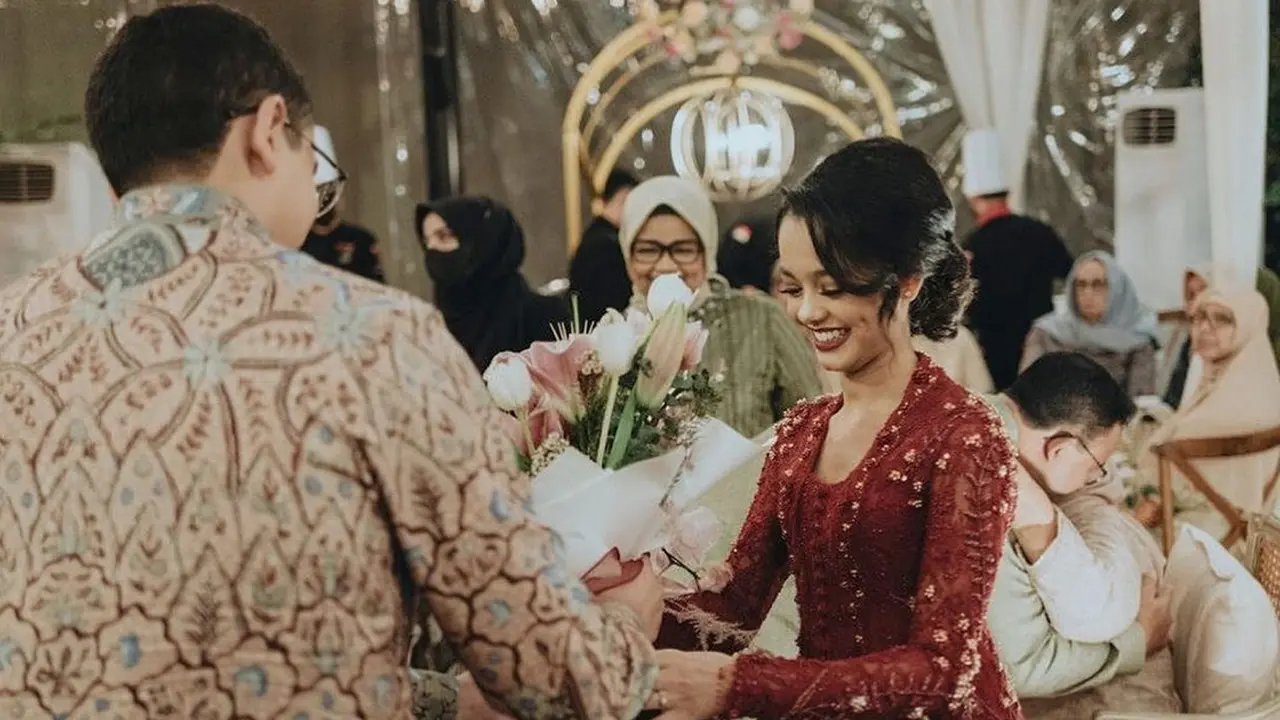 FOTO: Lamaran, Mutiara Anak Anies Baswedan Tampil Anggun dalam Balutan Kebaya