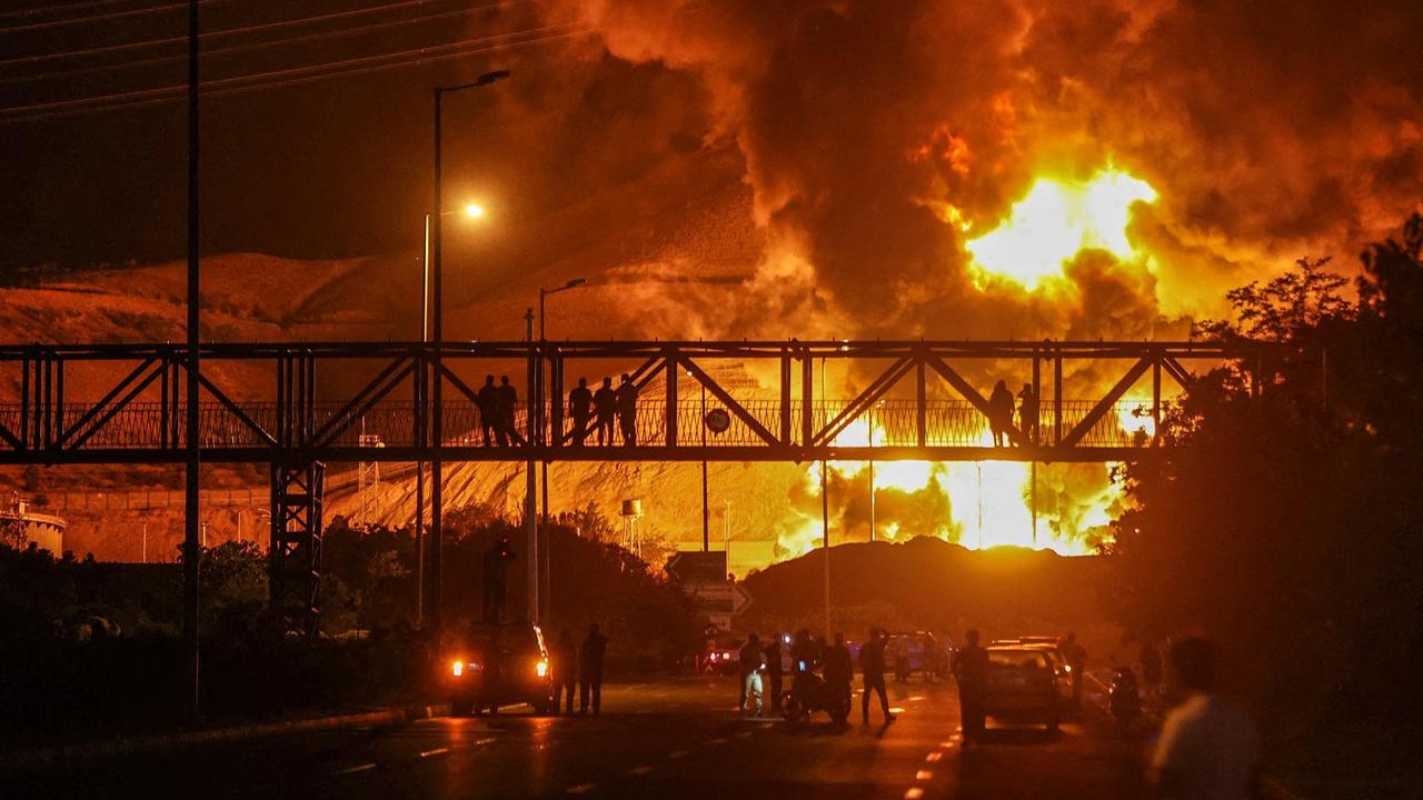 FOTO:  Serangan Udara Israel Memicu Kebakaran Besar Depot Minyak di Teheran