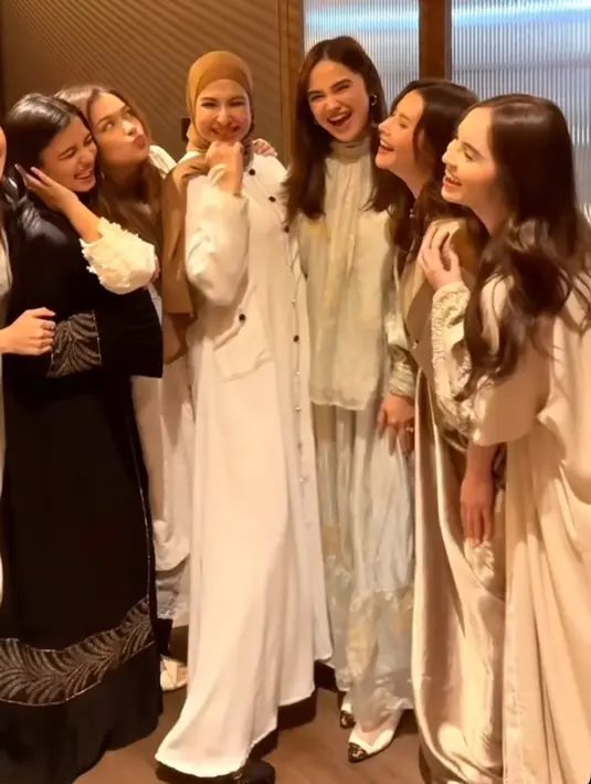 Syifa Hadju tampil dengan setelan warna hijau, dengan atasan halterneck lengan panjang dipadukan rok panjang. Ia pun mengenakan flat shoes putih. [@bebytsabina]