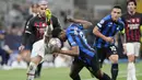 Inter tampil lebih percaya diri di laga ini. Milan mencoba segala cara untuk mengejar ketinggalan, tapi pertahanan Inter tampil impresif. (AP Photo/Antonio Calanni)