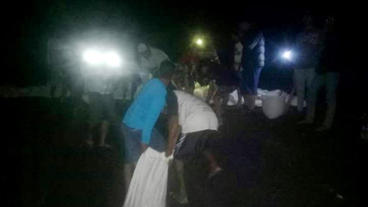 Warga Tegalkamulyan, Cilacap memperbaiki tanggul penahan gelombang tinggi yang rusak akibat terjangan gelombang pasang. (Foto: Liputan6.com/BPBD CLP/Muhamad Ridlo)