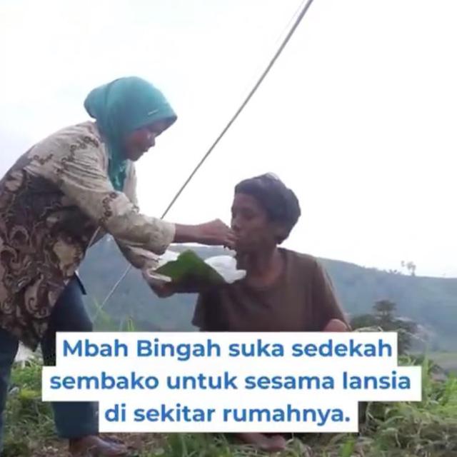 Kisah Haru Mbah Bingah, Sambung Hidup Dengan Bersihkan Sampah di Gunung Merbabu. (Sumber: Twitter/kitabisa)