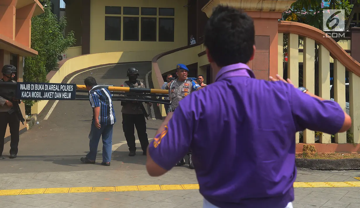 Polisi bersenjata lengkap berjaga di depan pintu masuk Polres Jakarta Timur, Rabu (16/5). Pengamanan markas tersebut di perketat menyusul adanya penyerangan Mapolda Riau pada Rabu pagi. (Merdeka.com/Imam Buhori)