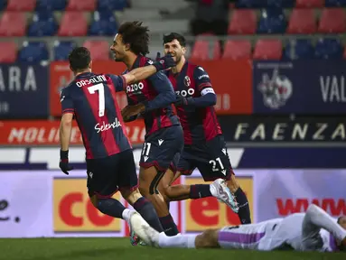 Joshua Zirkzee dari Bologna (kedua kiri) merayakan dengan rekan satu timnya setelah Vlad Chiriches dari Cremonese mencetak gol bunuh diri selama pertandingan lanjutan Liga Italia di Stadion Renato Dall'Ara di Bologna, Italia, Selasa (24/1/2023). Bologna bermain imbang atas Cremonese 1-1. (Massimo Paolone/LaPresse via AP)