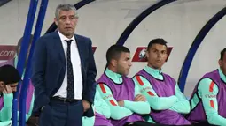 Pelatih Portugal, Fernando Santos dan Cristiano Ronaldo, mengamati pertandingan pada laga kualifikasi Piala Dunia 2018 di Stadion Municipal, Sabtu (7/10/2017). Portugal menang 2-0 atas Andorra. (AFP/Pascal Pavani)