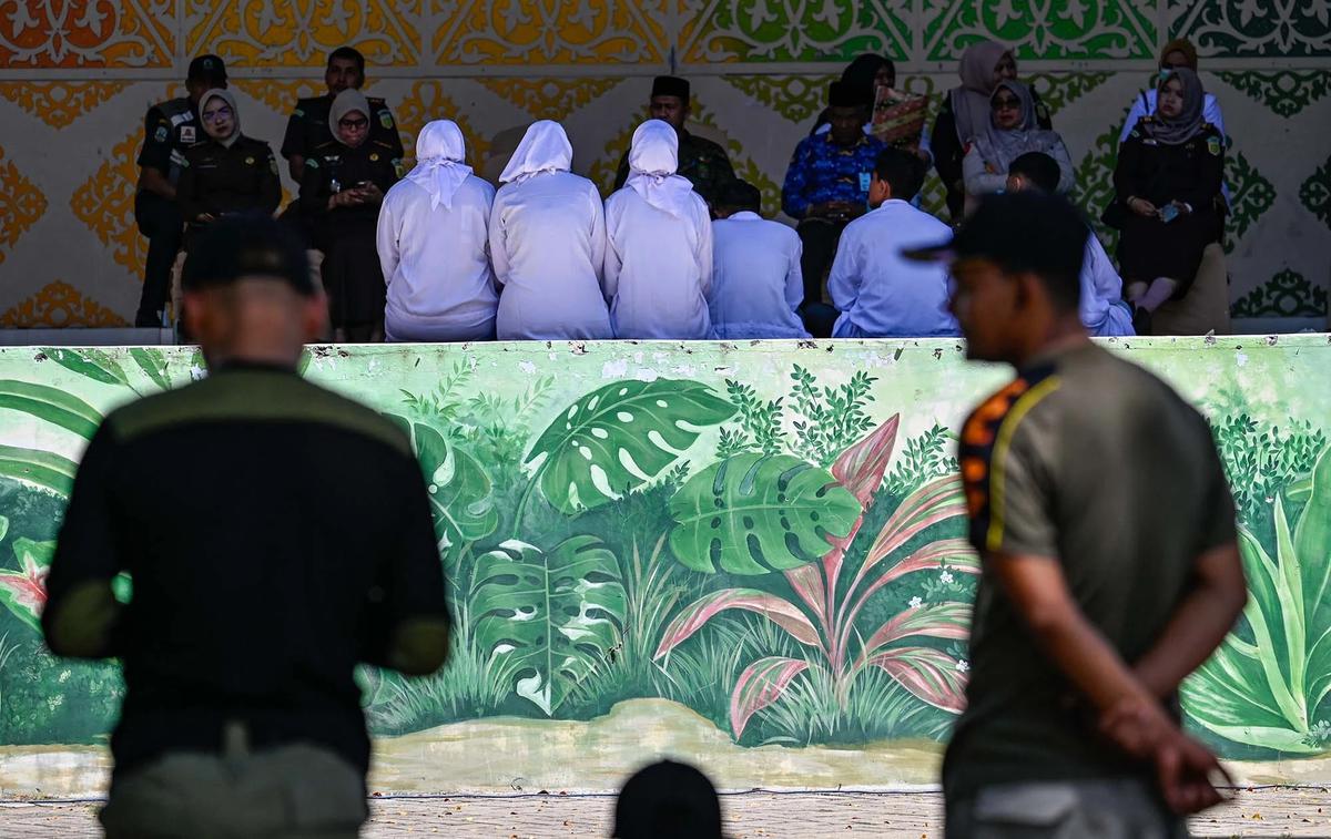 FOTO: Pelaksanaan Hukuman Cambuk di Banda Aceh Diwarnai Terpidana Pingsan
