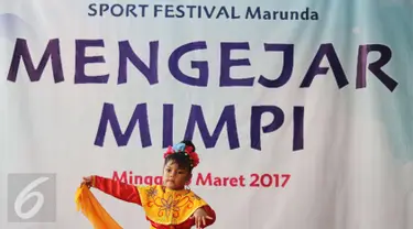 Seorang anak menari saat mengikuti Sport Festival Marunda di Rusunawa Marunda, Jakarta, Minggu (5/3). Melalui beragam kegiatan kreativitas, Yayasan Generasi Baru (Gen-B) mengajak anak-anak menjauhi narkoba. (Liputan6.com/Helmi Afandi)