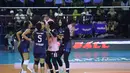 Pemain Petrokimia Gresik Pupuk Indonesia melakukan selebrasi usai mendapatkan poin dari TNI AU Electric pada Final Four Livoli Divisi Utama 2025 yang bertempat di GOR Ki Mageti, Magetan Rabu (15/10/2025).