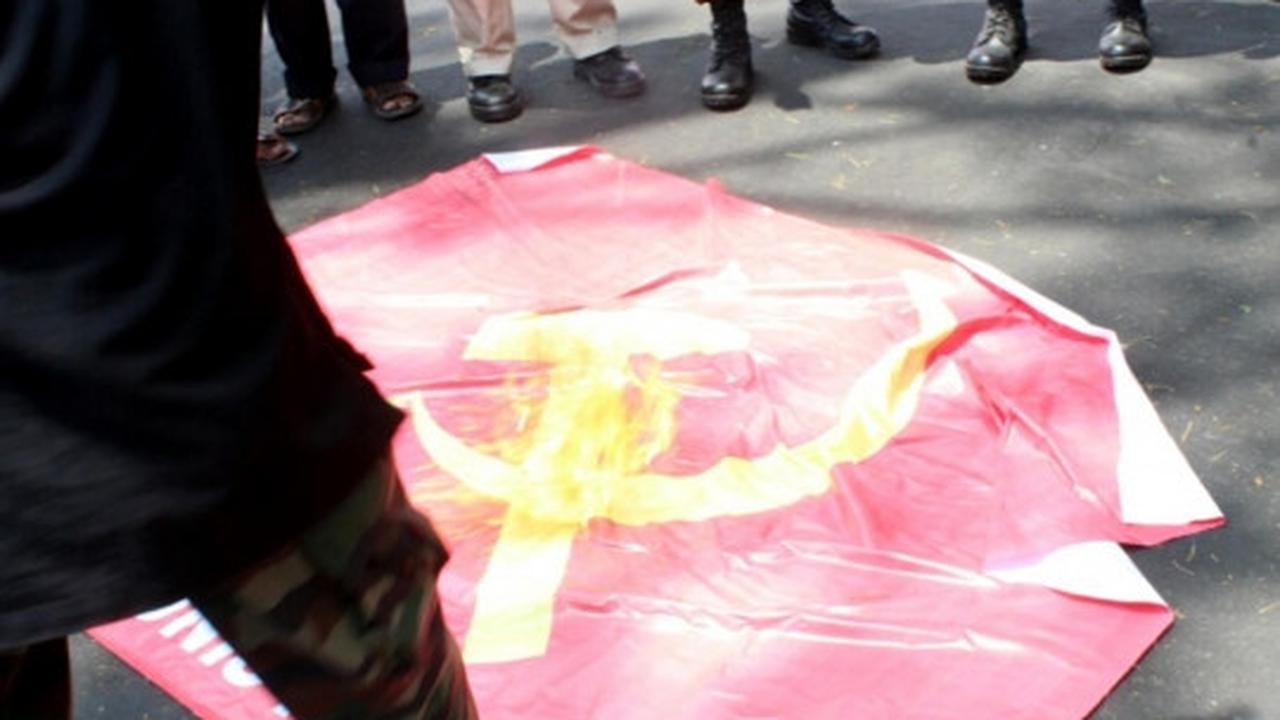 Peringati G30S, massa di Malang bakar bendera PKI