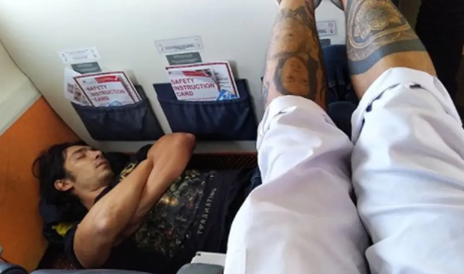 Abimana Aryastya tertidur di lantai pesawat. (Instagram/t_orasudi_ro)