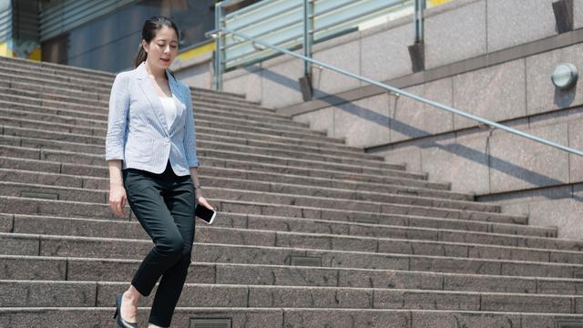 Perempuan Berbusana Dewasa.