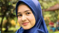 Sandrinna yang dulunya kecil imut dan menggemaskan menjelma menjadi seorang gadis cantik yang beranjak remaja. Aktris berdarah Amerika ini pun tampak berani dalam mengeksplor gaya berpakaiannya. Meski demikian, penampilannya yang berhijab tampak anggun. (Liputan6.com/IG/@sandrinna.lle)