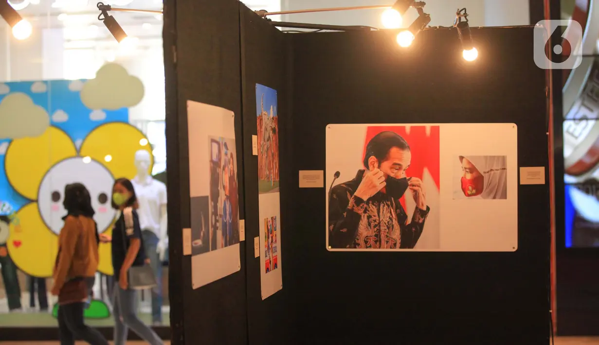 Sebuah foto Presiden Joko Widodo saat memakai masker terlihat dalam pameran foto jurnalistik Indonesia Tangguh Indonesia Tumbuh, di Mal Central Park, Jakarta Barat, kamis (12/8/2021). Pameran dapat juga disaksikan melalui pameran virtual di laman indonesiamembangun.id. (Liputan6.com/Angga Yuniar)