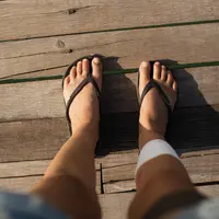 Masih pakai sandal jepit saat mengendarai motor? Kebiasaan ini tergolong berbahaya lho Simak penjelasannya berikut ini. (pexels/alexey demidov).