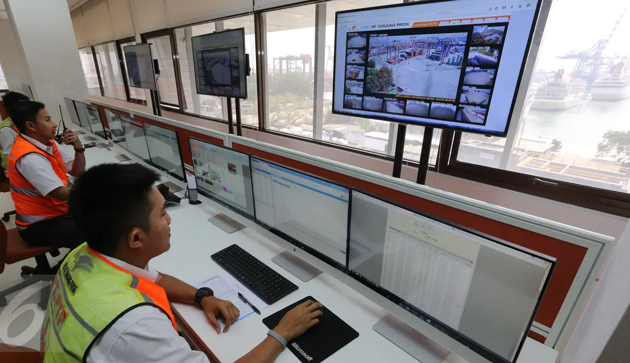Petugas mengoperasikan Automatic Stacking Crane (ASC) dalam ruang  kontrol dan teknik Indonesia Port Corporation (IPC), Tanjung Priok, Jakarta, Rabu (17/6/2015). (Liputan6.com/Faizal Fanani)