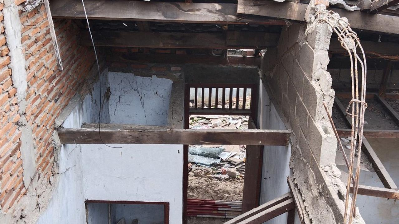 Rumahnya berada di Jalan Mayang Sari III, RT 014 RW 015 Tugu Utara, koja, Jakarta Utara.

Dia mengaku tinggal sendiri di rumah setelah orang tua meninggal.