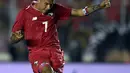 Pemain Panama, Blas Perez menendang bola saat bertanding melawan Irlandia Utara di Stadion Rommel Fernandez di Panama City 29 Mei 2018. Blas yang berusia 37 tahun telah mencetak 43 gol dalam 115 penampilan untuk negaranya. (AFP Photo/Rodrigo Arangua)