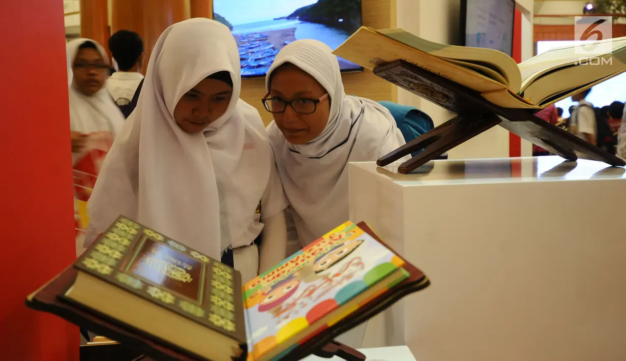 Beberapa pelajar melihat-lihat penghasil kertas Al-Quran pada Festival Prestasi Indonesia di Hall Jakarta Convention Centre, Senin (21/8). Festival ini diselenggakan oleh UKP Pancasila bertema Pancasila Inspirasi Maju. (Liputan6.com/Helmi Fithriansyah)