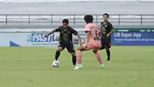 Winger PSS Sleman, Irkham Mila coba melewati bek kiri Madura United, Rendika Rama (Dok. PSS Sleman)