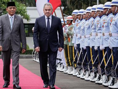 Menteri Pertahanan Indonesia Sjafrie Sjamsoeddin (kiri) dan Sekretaris Dewan Keamanan Rusia Sergei Shoigu memeriksa pasukan jajar kehormatan sebelum pertemuan bilateral mereka di Kementerian Pertahanan Republik Indonesia, Jakarta, Selasa 25 Februari 2025. (Yasuyoshi Chiba/AFP)