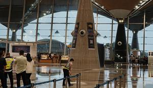 Atap Terminal 1 Bandara Internasional Kuala Lumpur (KLIA), Malaysia, bocor di tengah badai. (dok. Tiktok @adikecik2)