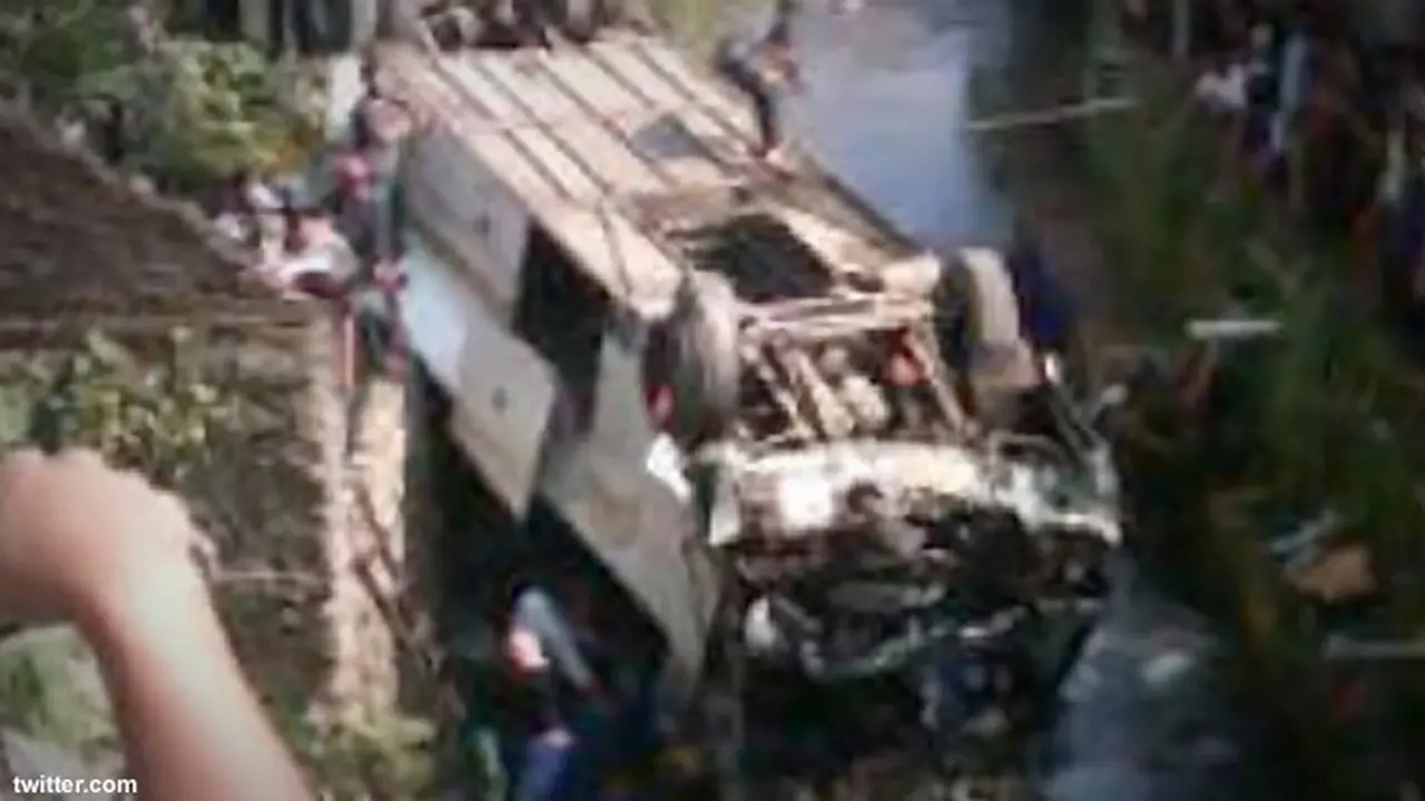 korban-bus-jurang-130821b.jpg