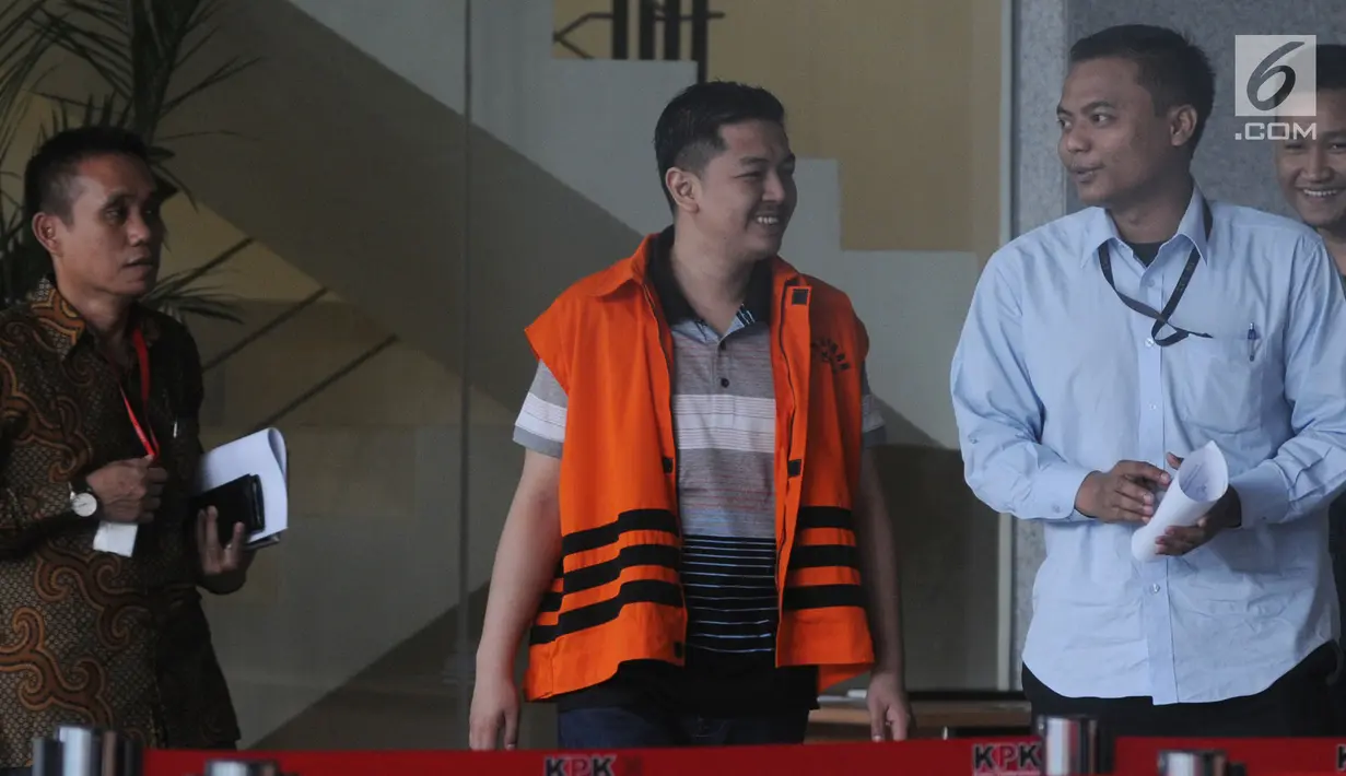 Wali Kota Kendari nonaktif Adriatma Dwi Putra tersenyum usai menjalani pemeriksaan di gedung KPK, Jakarta, Selasa (22/5). Adriatma diperiksa terkait suap proyek pengadaan barang dan jasa tahun 2017-2018 di Kota Kendari. (Merdeka.com/Dwi Narwoko)