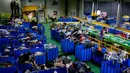 Industri fesyen juga tidak terlepas dari isu lingkungan yang disebabkan fast fashion, pakaian bekas, dan limbah industri. (ANTHONY WALLACE/AFP)