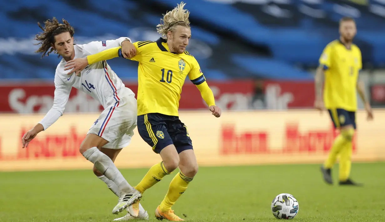 Gelandang Prancis, Adrien Rabiot, berebut bola dengan pemain Swedia, Emil Forsberg, pada laga UEFA Nations League di Friends Arena, Minggu (6/9/2020). Prancis menang 1-0 atas Swedia. (Christine Olsson/TT via AP)