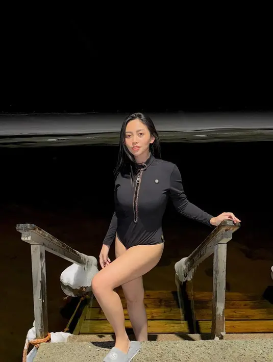 Rachel Vennya sedang menikmati waktu liburannya di Norwegia. Dalam beberapa foto terbaru yang diunggahnya, Rachel mengundang banyak perhatian, pasalnya ia mengenakan outfit berani. Di foto ini, Rachel tampil mengenakan swimsuit berwarna hitam. [Foto: Instagram/rachelvennya]