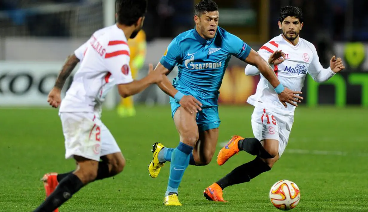 Penggawa Zenit st Petersburg, Hulk, melakukan dribling saat timnya melawan Sevilla dalam perempat final leg kedua European League, Jumat (24/4/2015). (AFP)