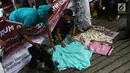 Pedagang kaki lima (PKL) dari Forum Pedagang Kreatif Lapangan Jatibaru menggelar dagangan mereka di depan kantor Ombudsman, Jakarta, Selasa (3/4). Para pedagang mendatangi kantor Ombudsman dengan berjalan kaki. (Liputan6.com/Arya Manggala)