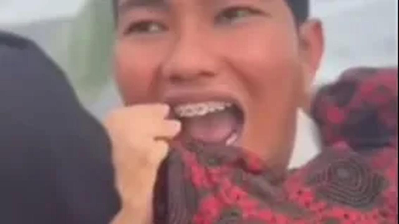 Namun tiba-tiba saja momen baju tersangkut di behel ini terpaksa membuat sesi pemotretan berhenti sejenak.