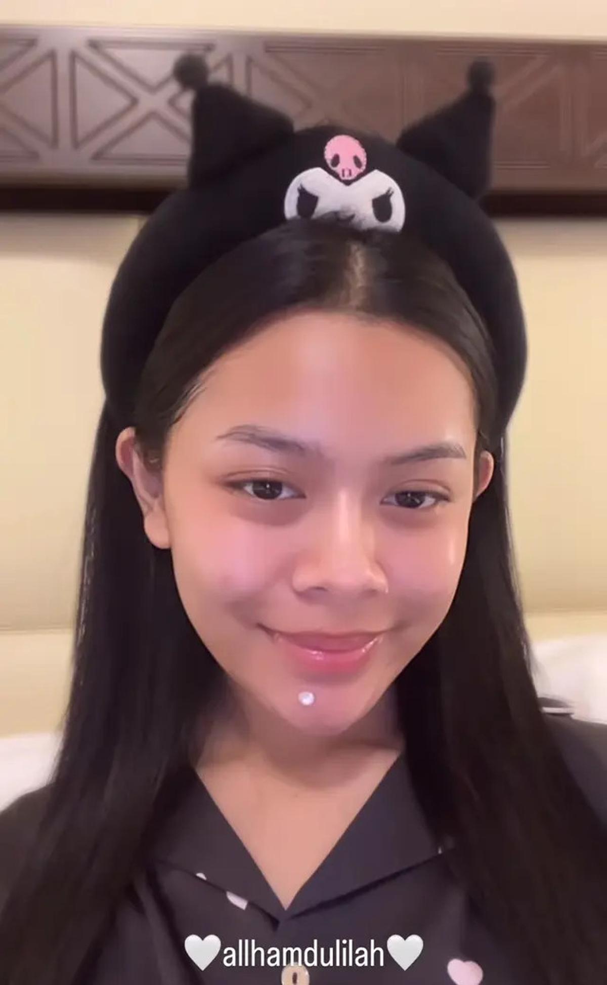 7 Potret Melly Lee Umroh Tampil Berhijab Mirip Masa SMP, Tak Pakai Makeup