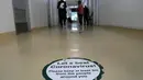 Stiker bergambar pedoman COVID-19 di koridor unit perawatan intensif COVID-19 Rumah Sakit Penyakit Menular Afganistan-Jepang di Kabul, 7 Februari 2022. Afghanistan yang hancur secara ekonomi pekan lalu mengalami peningkatan 67 persen dalam jumlah kasus COVID yang dilaporkan. (AP Photo/Hussein Malla)