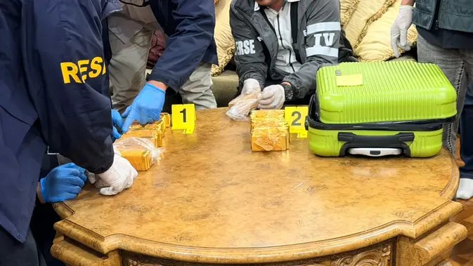 Kortas Tipikor Polri menyita 74 kilogram emas batangan, uang tunai dalam mata uang asing dan rupiah dengan total nilai sekitar Rp 476 miliar dari sebuah rumah di kawasan Parahyangan Golf 2 Nomor 2, Bogor, Kamis (9/7/2026) (Istimewa)