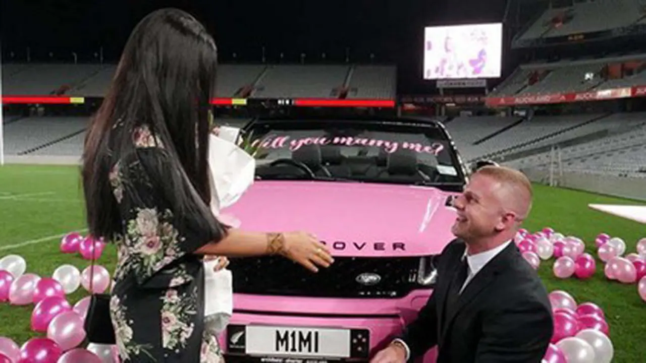 Melamar menggunakan Range Rover Evoque