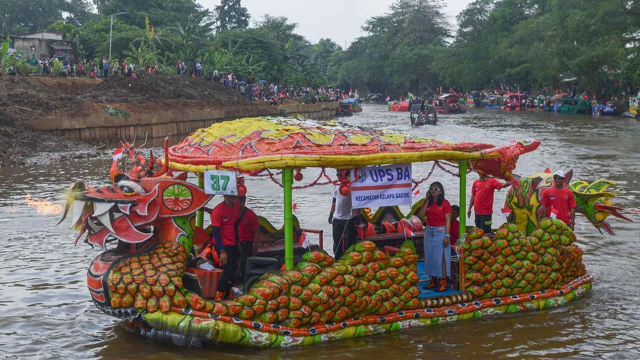 Foto: Seru! Festival Perahu Daur Ulang Hiasi Ciliwung, 43 Perahu Melaju dari Sampah Plastik