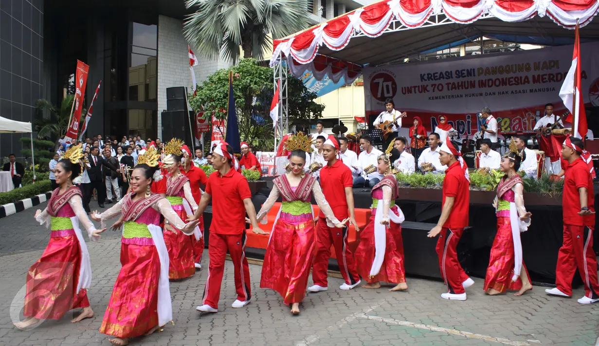Sejumlah narapidana kelas I Cipinang melakukan pentas seni di halaman kantor Kemenkumham, Senin (17/8/2015). Sebanyak 1.938 orang narapidana korupsi mendapatkan remisi pada HUT RI ke-70. (Liputan6.com/Gempur M Surya)