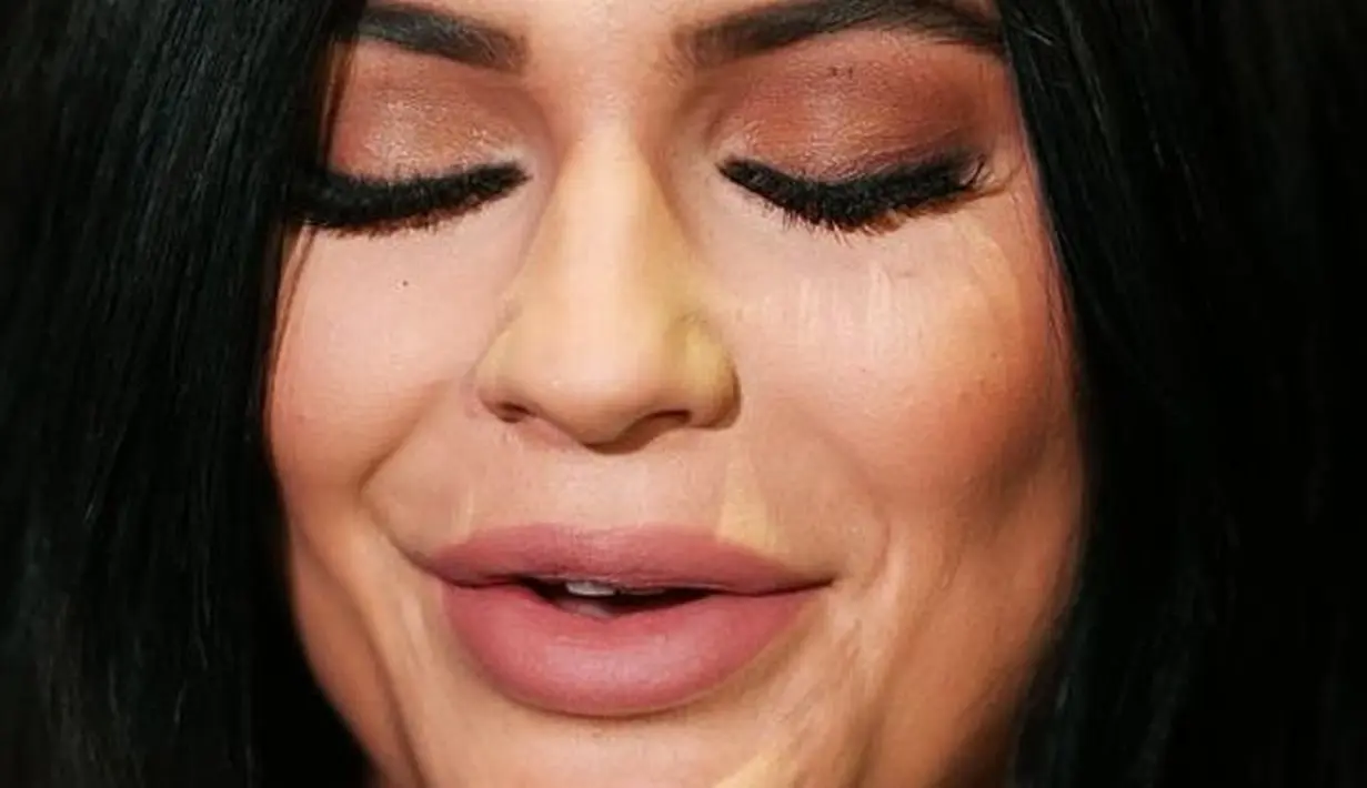 Hmm.. mungkin Kylie Jenner belum selesai makeup. (thetalko)