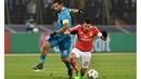 Pemain Benfica, Nicolas Gaitan (kanan) mecetak satu gol saat timnya menang atas FC Zenit ada leg kedua babak 16 besar liga Champions di Stadion Petrovsky, St. Petersburg. Rabu (9/3/2016) dini hari WIB. (AFP/Kirill Kudryavtsev)